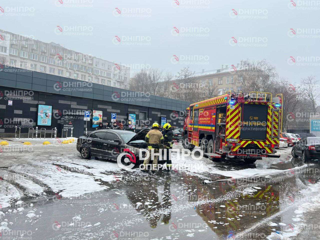 Загорелся автомобиль возле