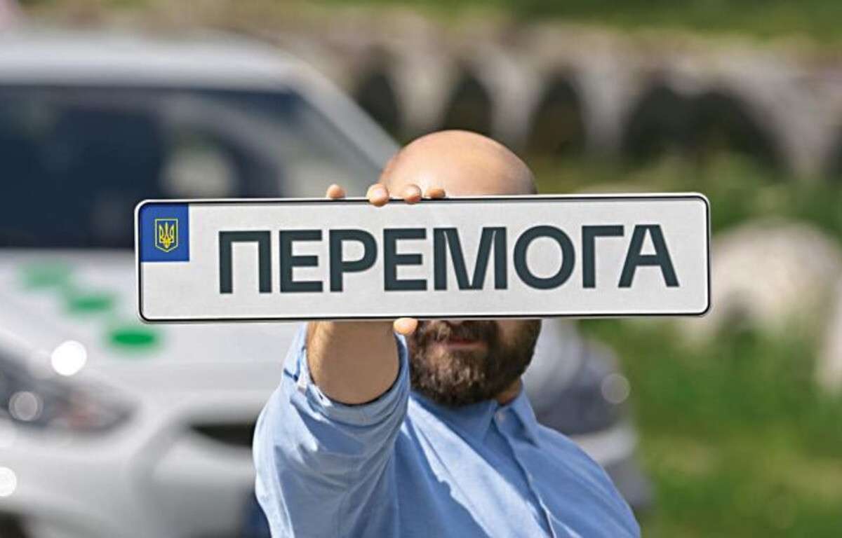 Чи можна поєднувати державні та індивідуальні номери на авто: водіям Дніпра дали чітке роз’яснення
Бажання виділитися в потоці машин на дорогах Дніпра іноді призводить до зайвої креативності, яка може коштувати водієві чималої суми. У…