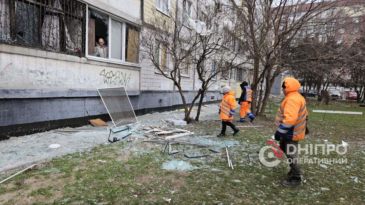 Атака на Днепр ночью 10 января: пострадали многоэтажки - кадры с места