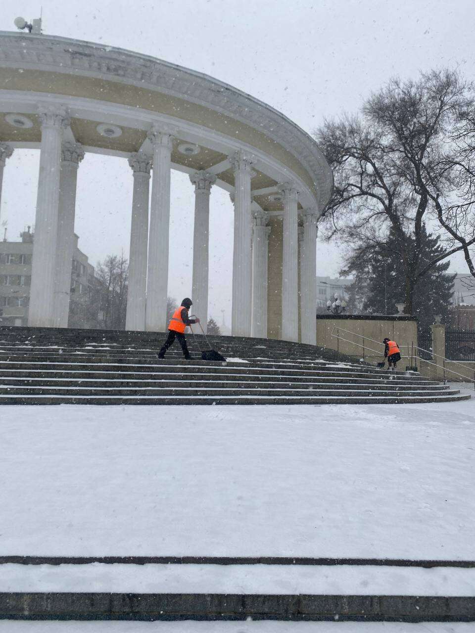 Дніпро справляється з негодою: комунальники працюють у посиленому режимі