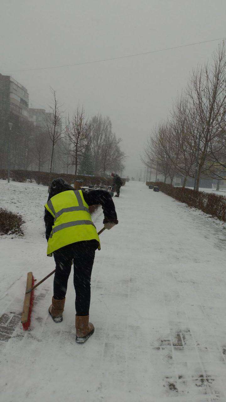 Дніпро справляється з негодою: комунальники працюють у посиленому режимі