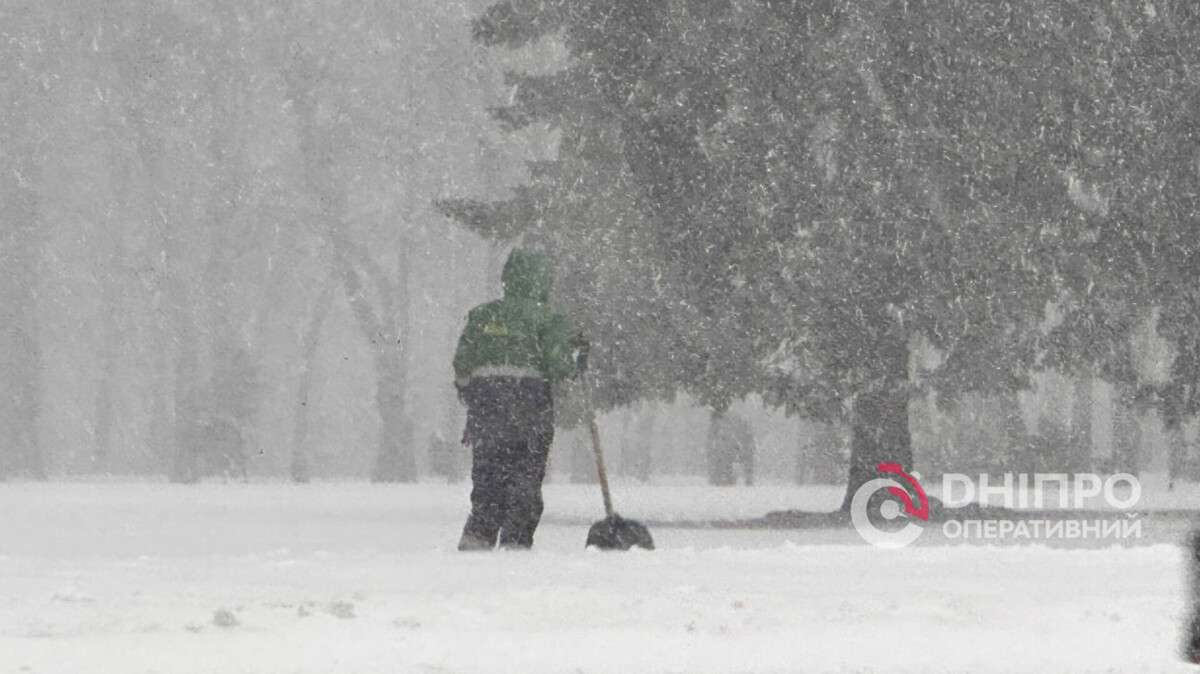 Дніпро справляється з негодою: комунальники працюють у посиленому режимі