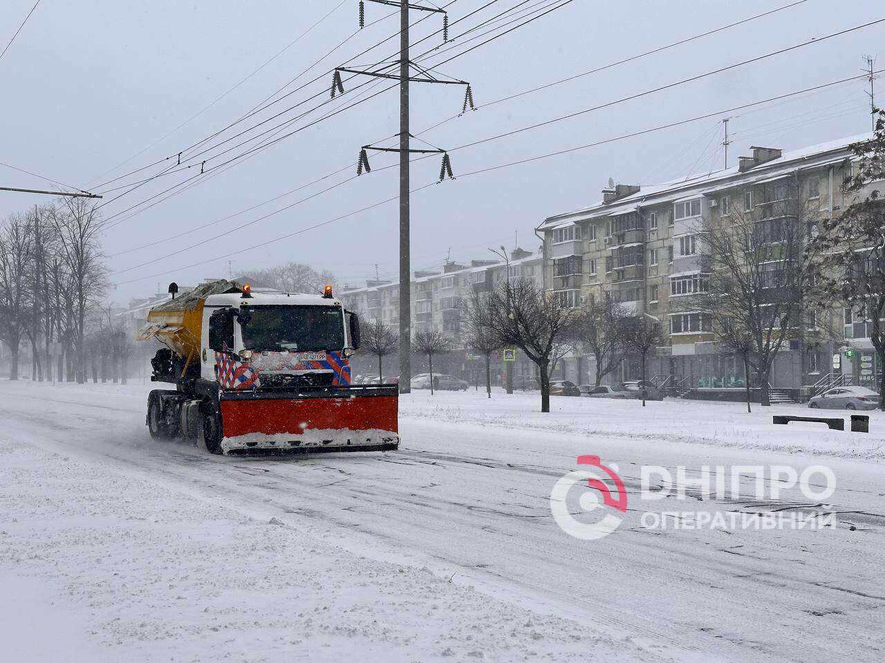Днепр справляется с непогодой: коммунальщики работают в усиленном режиме
