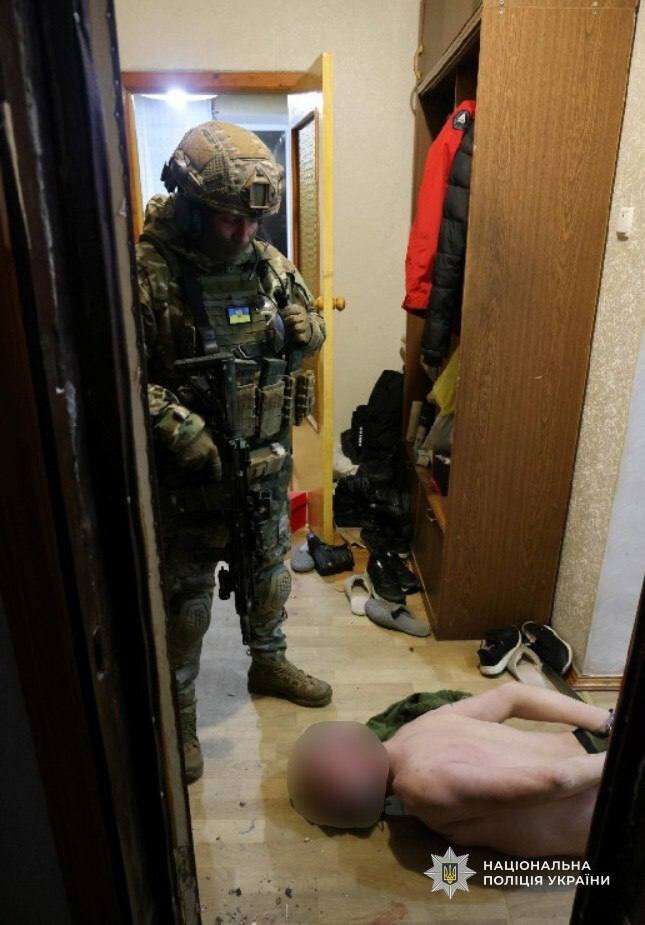 Дніпрянин взяв у заручники матір