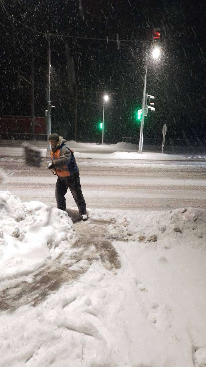 Снігопад у Дніпрі 15 січня: як комунальники борються з негодою
