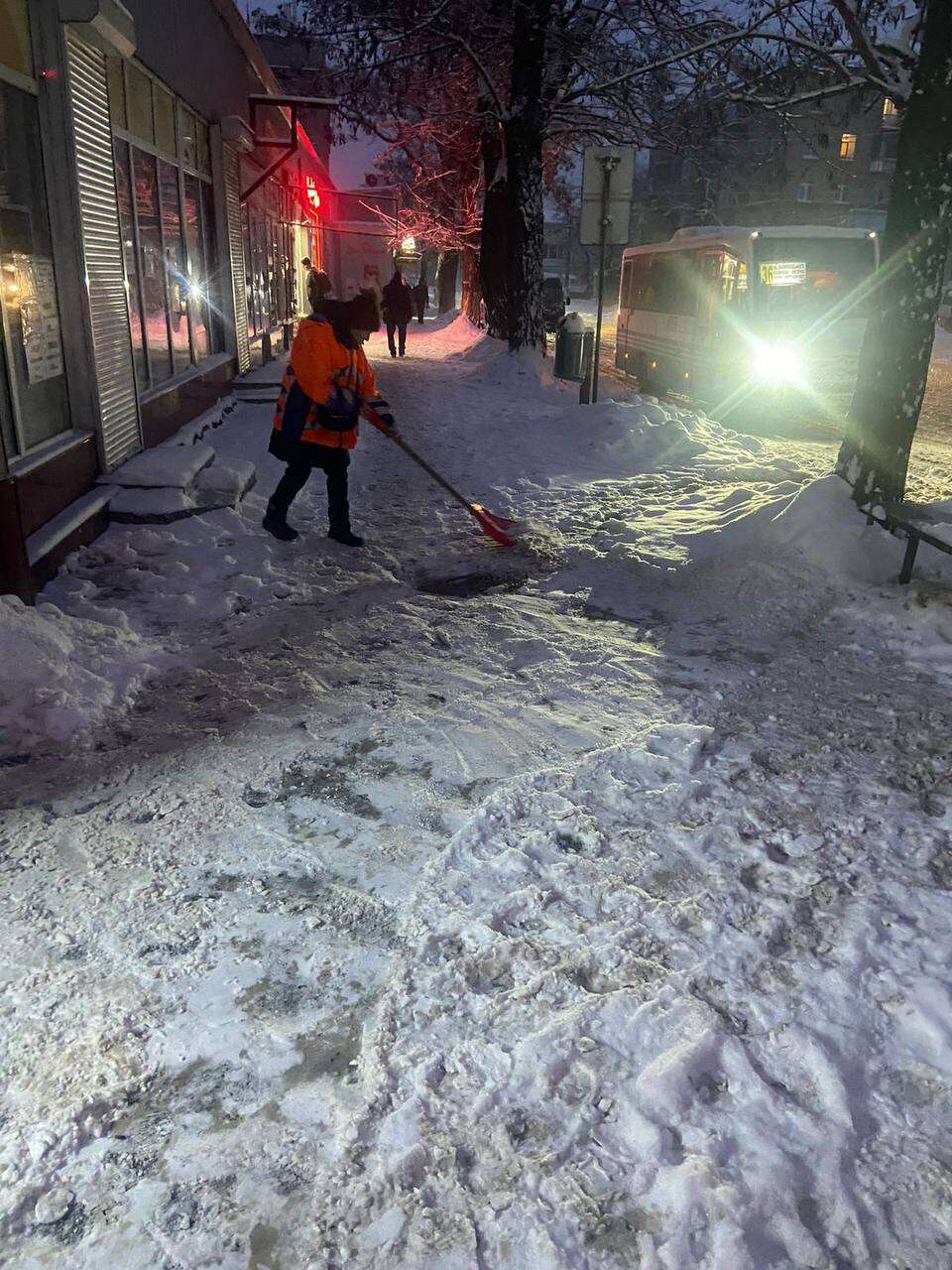 Снігопад у Дніпрі 15 січня: як комунальники борються з негодою