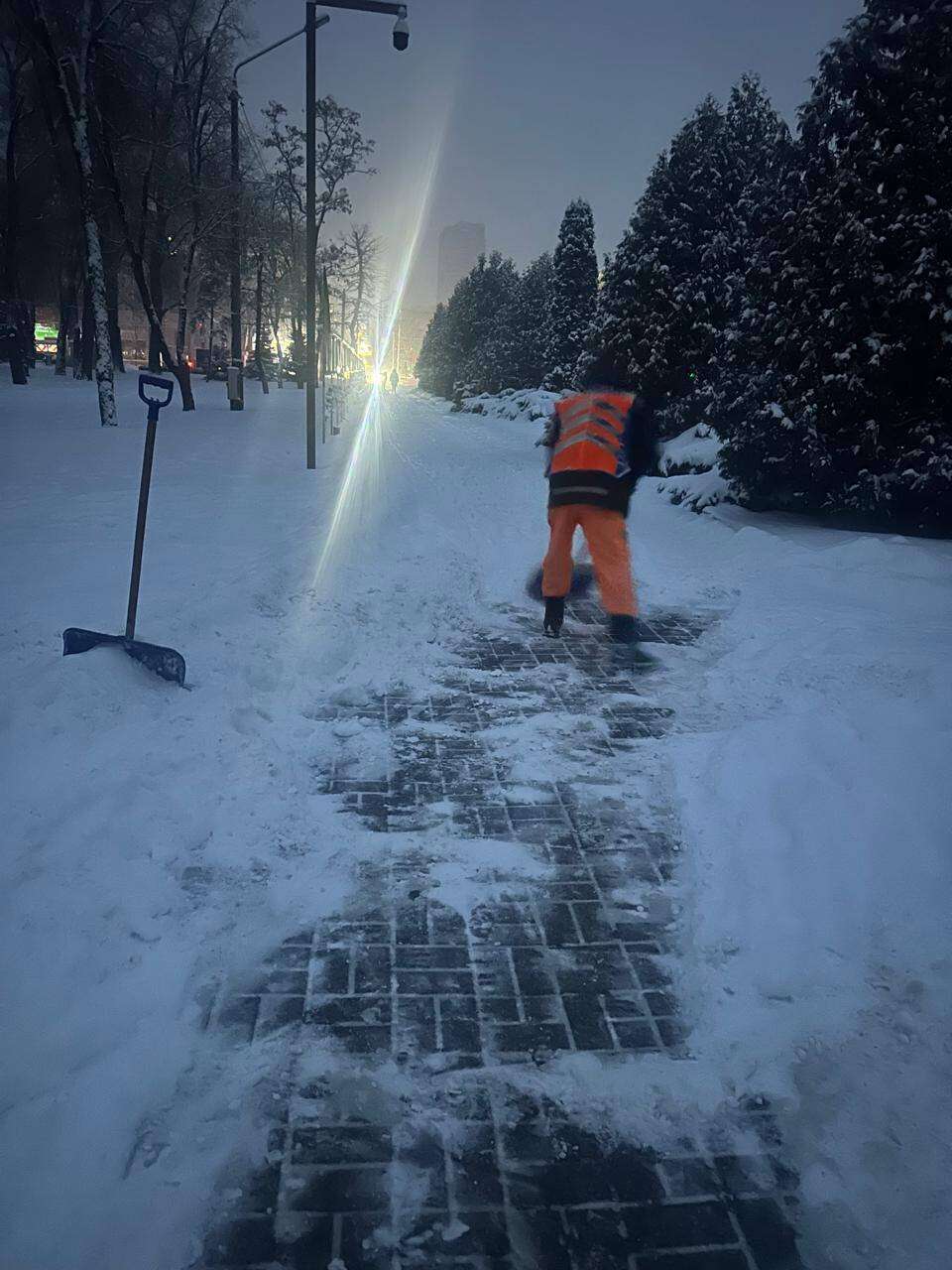 Снегопад в Днепре 15 января: как коммунальщики борются с непогодой