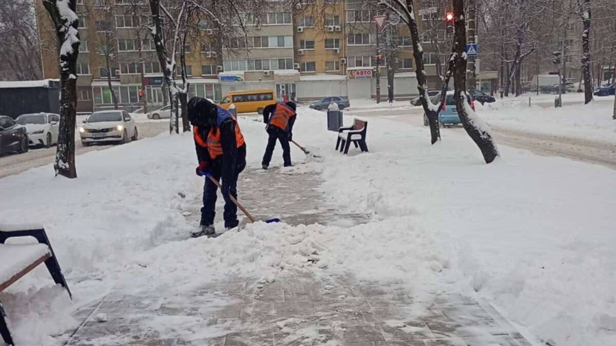 Снегопад в Днепре 15 января: как коммунальщики борются с непогодой