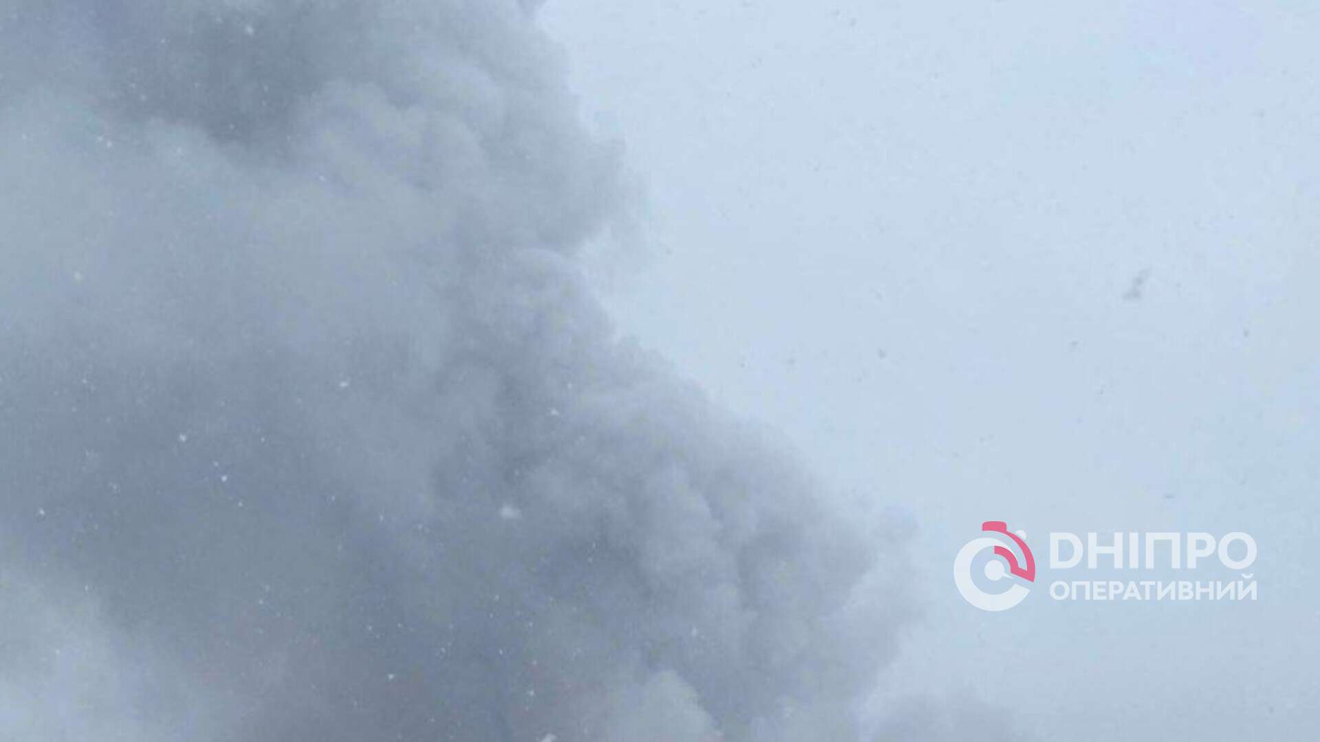У Дніпрі чутно звуки вибухів: над містом здійнявся стовп диму
У Дніпрі під час повітряної тривоги вранці четверга, 15 січня, було чутно серію вибухів. Про це повідомляють кореспонденти ІА "Дніпро…