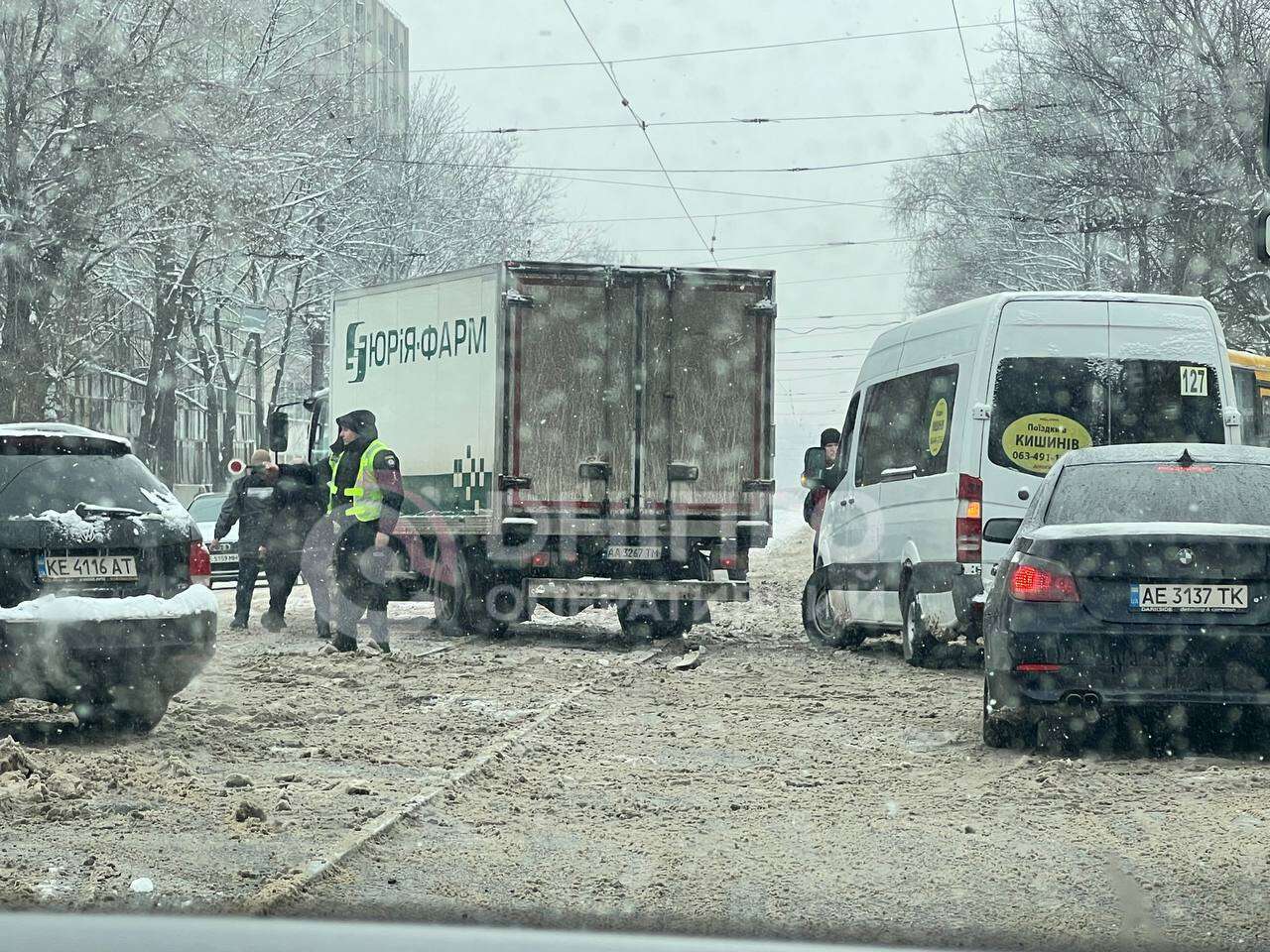 У Дніпрі частково перекрили проспект Богдана Хмельницького: зміни в роботі транспорту
У Дніпрі у зв'язку з тимчасовим перекриттям проспекту Богдана Хмельницького відбулися зміни в роботі громадського транспорту. Про це повідомляє "Дніпро…