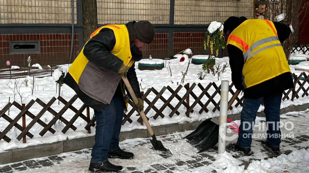 Прибирання снігу та боротьба з ожеледицею