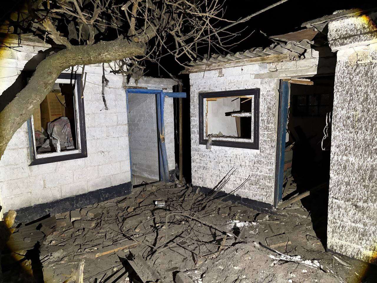 Уночі в Дніпрі та районі лунали вибухи: що відомо про атаку рф
У ніч на вівторок, 20 січня, Дніпро здригався від вибухів. Ворог завдав по місту удару, внаслідок якого є серйозні руйнування…