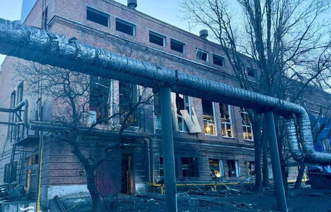 Через нічну атаку у Дніпрі пошкоджено об’єкт теплопостачання: без тепла понад сотня будівель