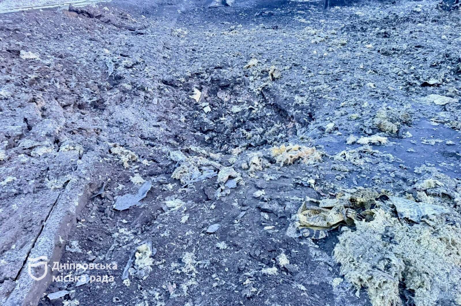 Через нічну атаку в Дніпрі пошкоджено об’єкт теплопостачання: без тепла понад сотня будівель
У Дніпрі сьогодні вночі внаслідок ворожої ракетно-дронової атаки було пошкоджено об’єкт теплопостачання КП «Теплоенерго», який забезпечує теплом понад 90 жи