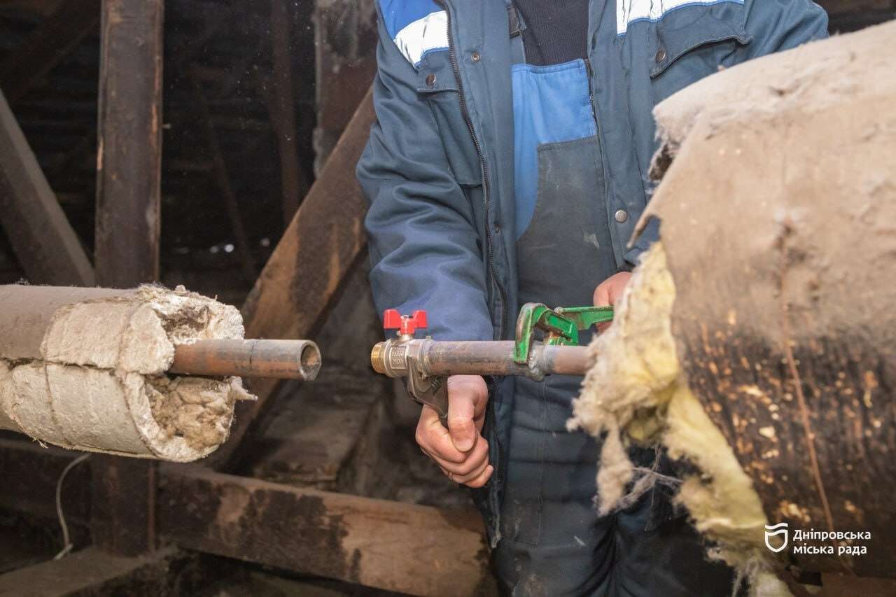 «Було +8 у квартирах»: у Дніпрі комунальники оперативно відновлюють опалення
Комунальники Дніпра оперативно реагують на звернення мешканців щодо проблем з комунальними послугами. У будинку на вулиці Повітрофлотській, 18 працівники КП…