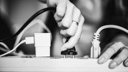 Небезпечні стрибки напруги: як дніпрянам уберегти техніку під час відключень світла