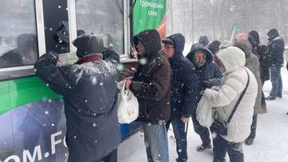 Роздача їжі на морозі від Загіда Краснова: лікарі попереджають про ризики