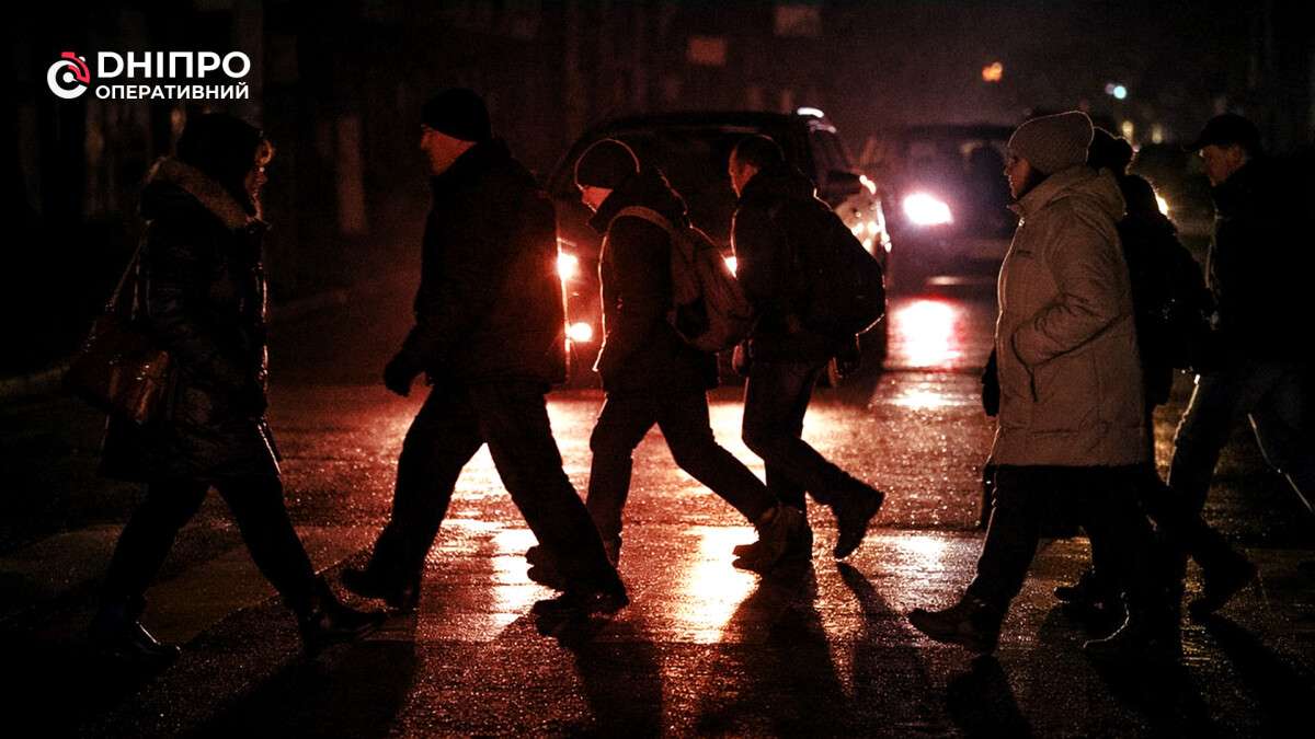 Блекаути в Дніпрі: як виживають пішоходи