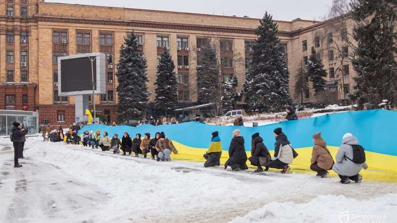 День Соборности: по центру Днепра пронесли 50-метровый Государственный Флаг Украины