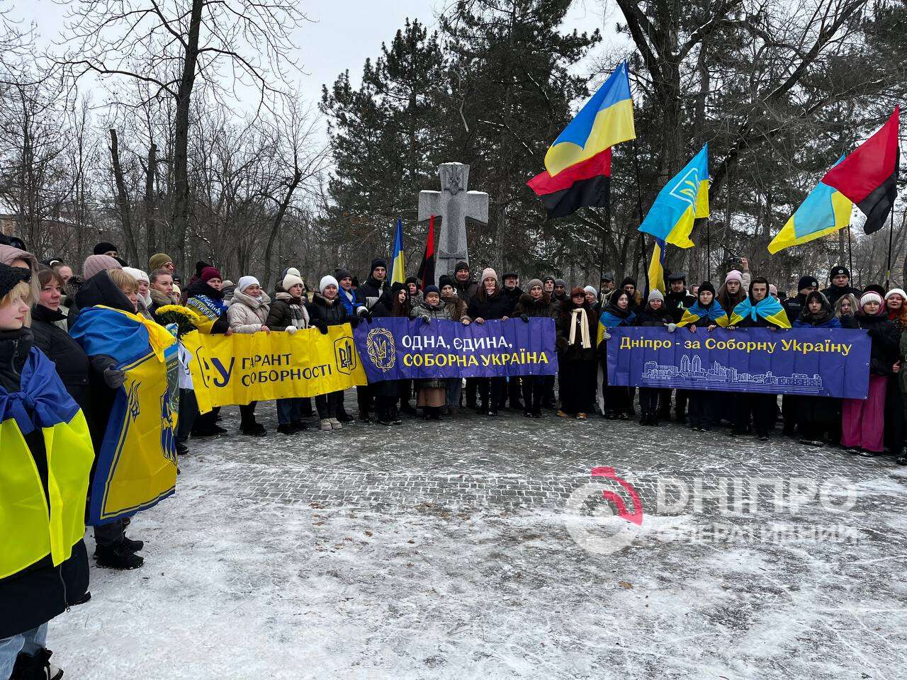 День Соборности: по центру Днепра пронесли 50-метровый Государственный Флаг Украины