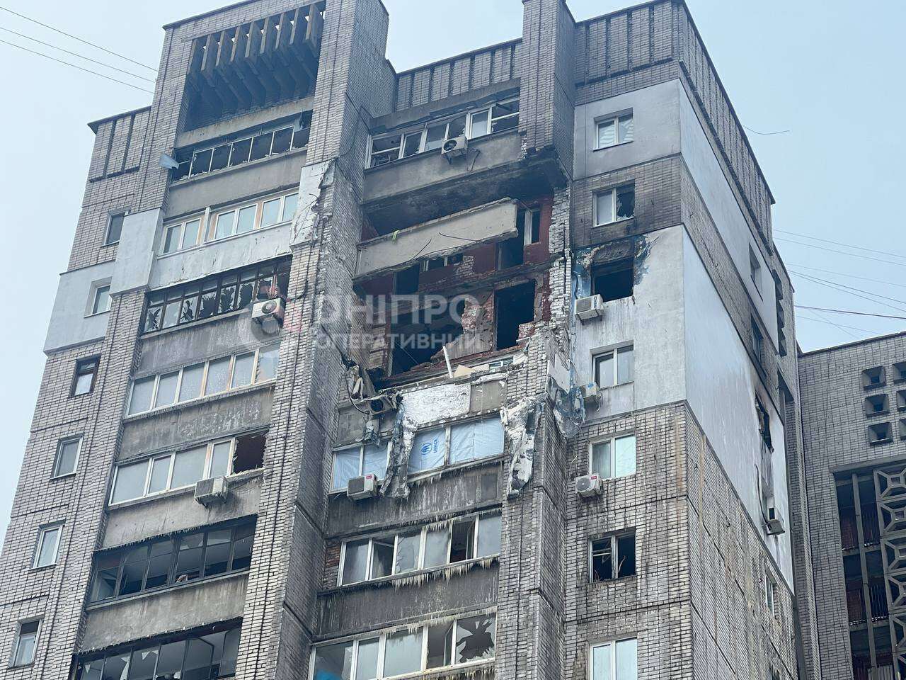 БпЛА влучив по багатоповерхівці в Дніпрі 22 січня: що відбувається на місці удару