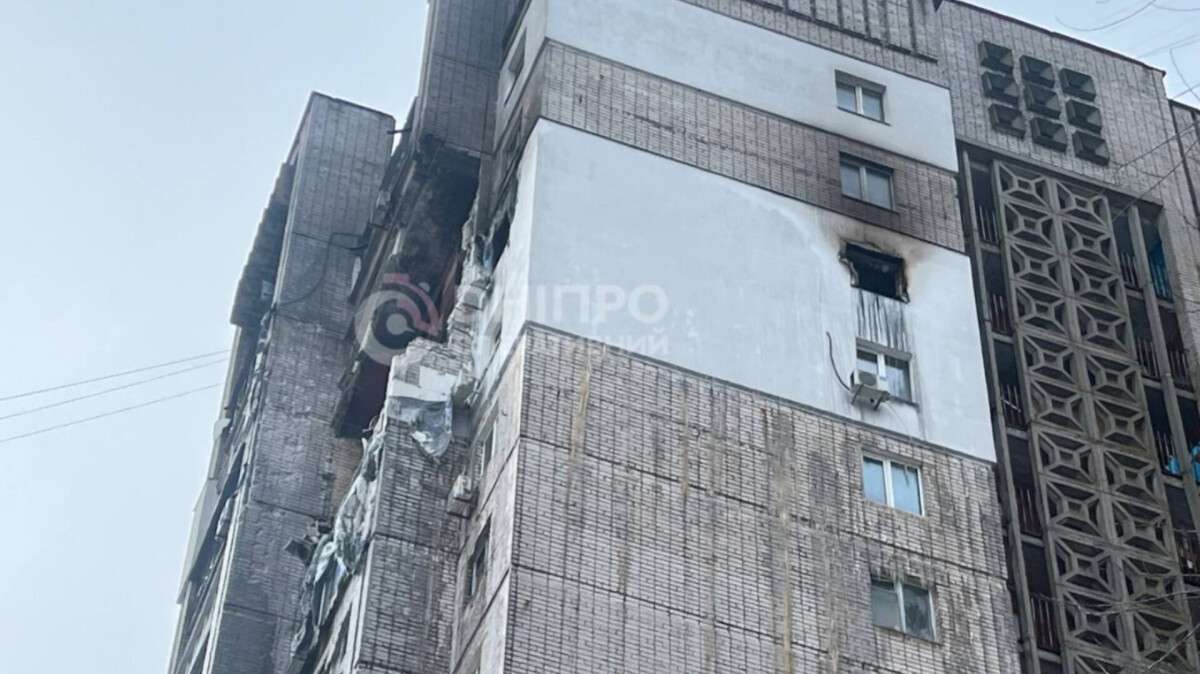 БпЛА 22 января попал в дом в Днепре: что происходит на месте удара