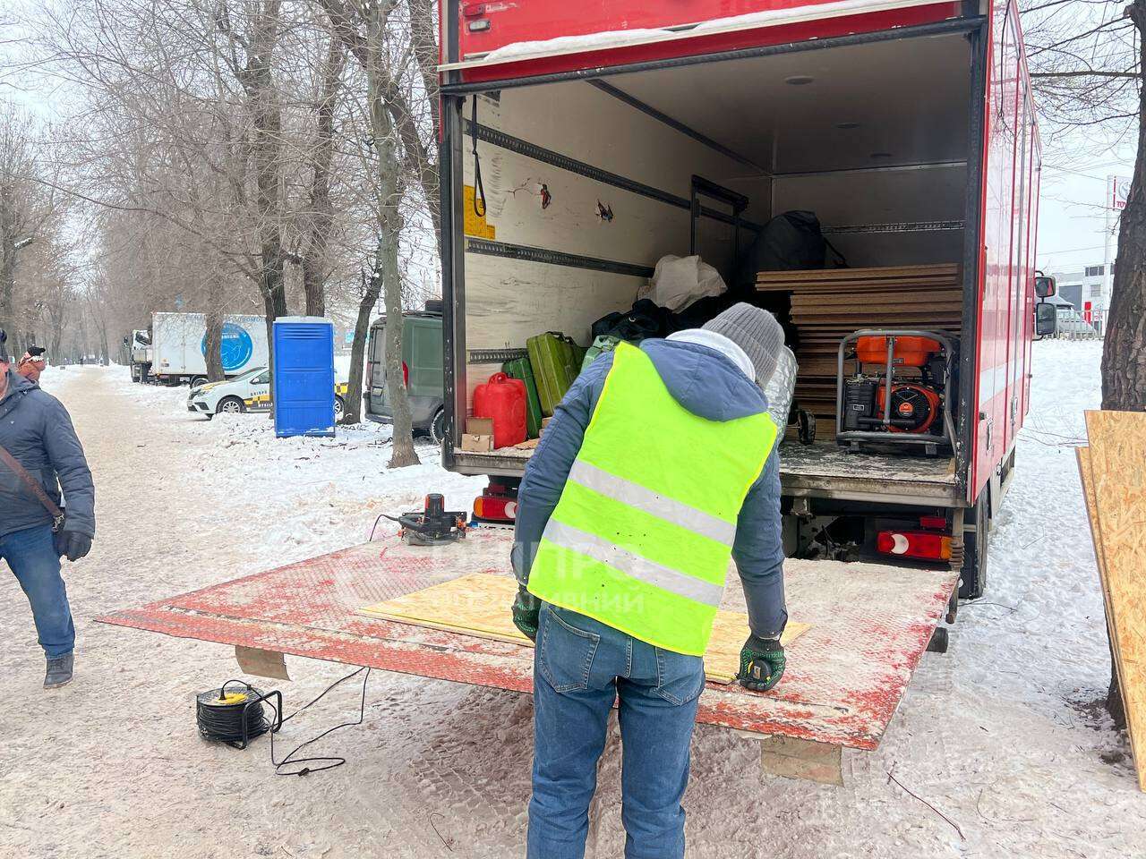 БпЛА 22 января попал в дом в Днепре: что происходит на месте удара