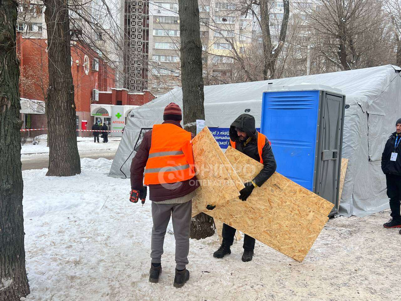 БпЛА 22 января попал в дом в Днепре: что происходит на месте удара