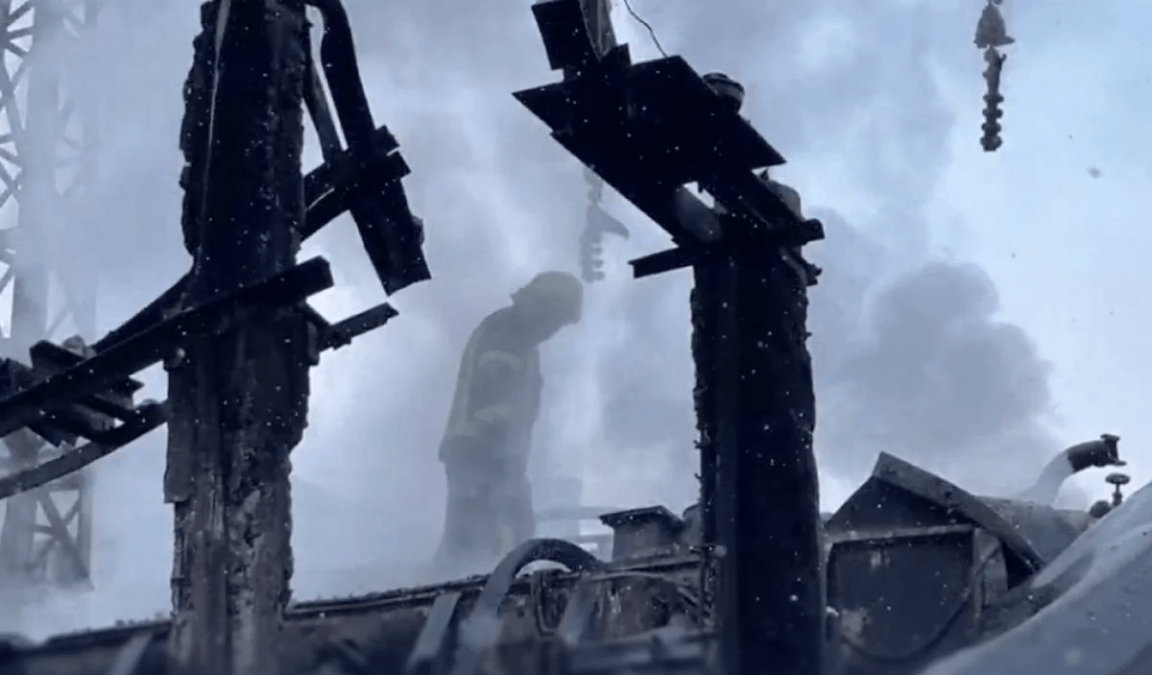 Кабмин утвердил доплаты работникам, привлечённым к восстановлению после обстрелов