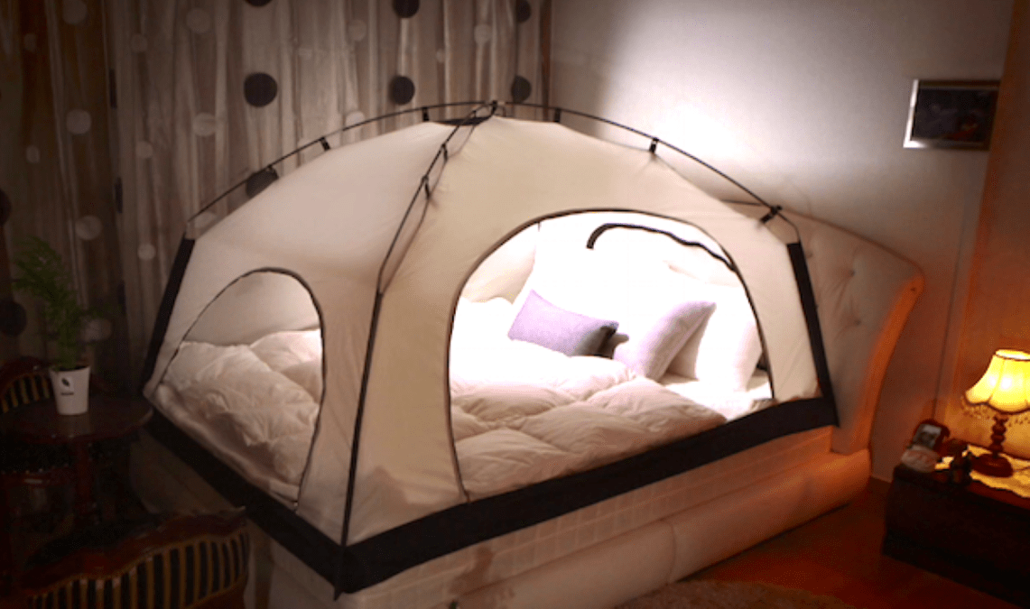 Эффект палатки на кровати