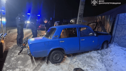 Авто влетело в забор