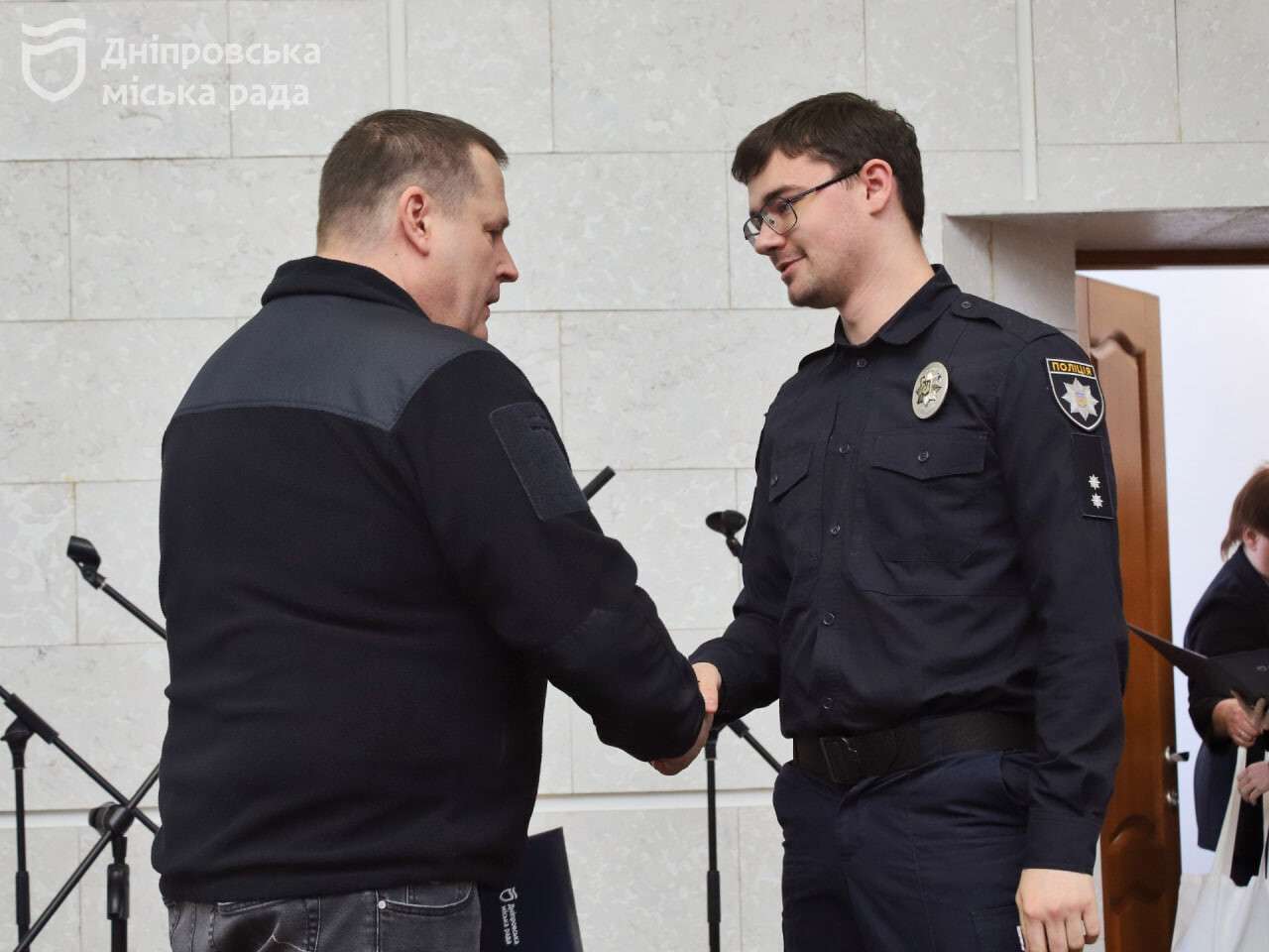 Філатов вручив почесні нагороди працівникам служб, котрі відновлюють місто після обстрілів рф