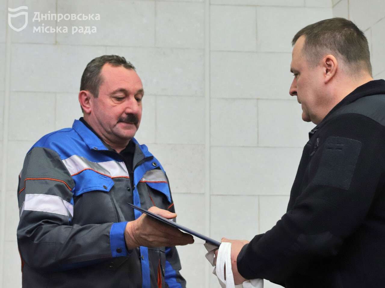 Філатов вручив почесні нагороди працівникам служб, котрі відновлюють місто після обстрілів рф