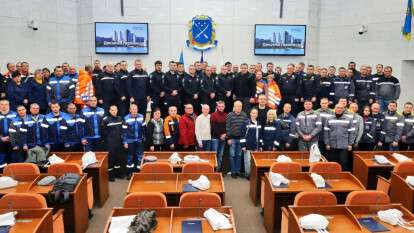 Філатов вручив почесні нагороди працівникам служб, котрі відновлюють місто після обстрілів рф