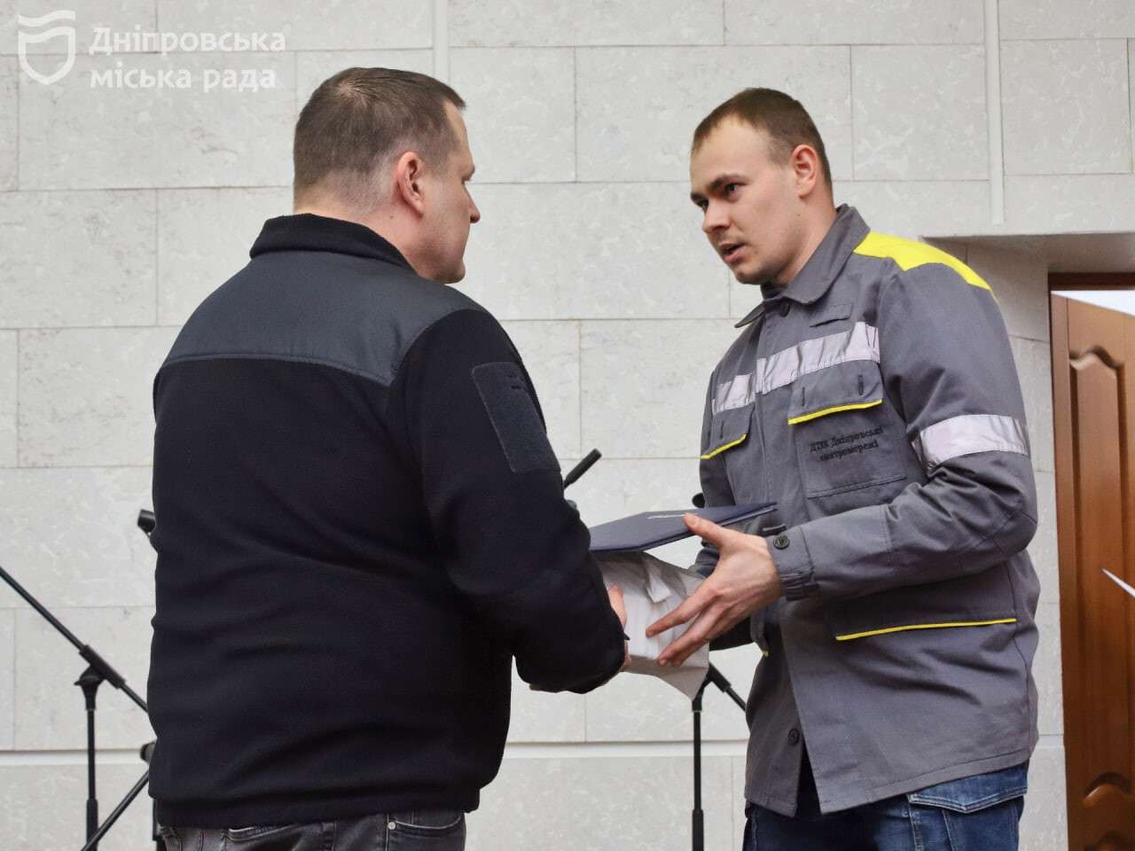 Филатов вручил почетные награды работникам служб, восстанавливающим город после обстрелов рф