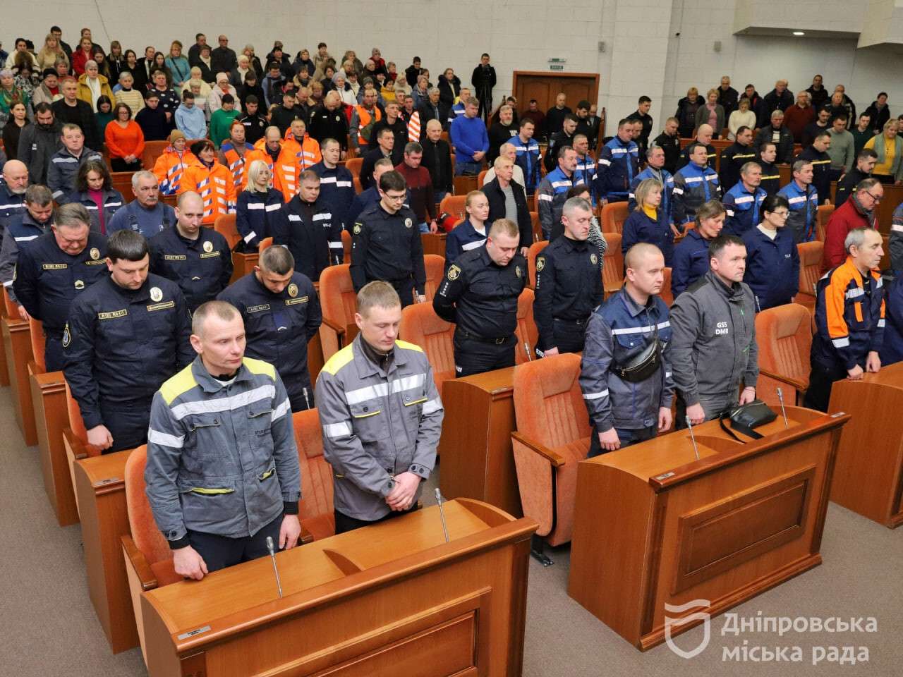 Филатов вручил почетные награды работникам служб, восстанавливающим город после обстрелов рф