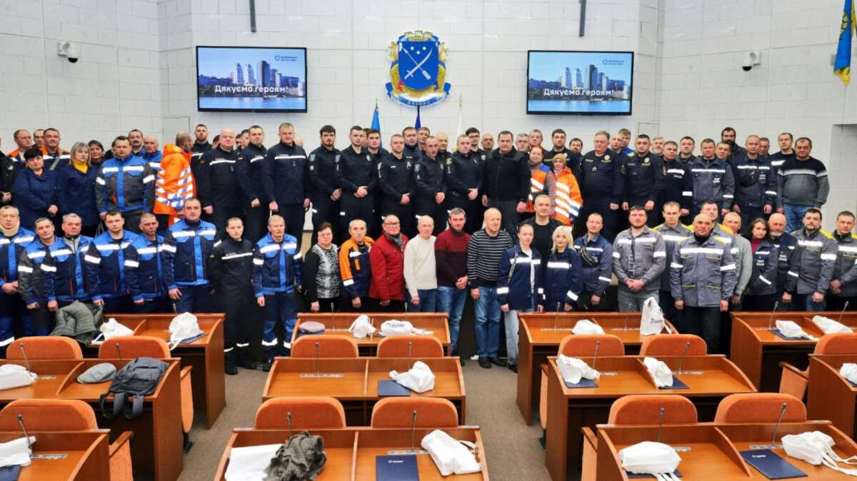 Филатов вручил почетные награды работникам служб, восстанавливающим город после обстрелов рф