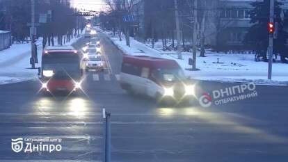 ВАЗ «влетел» в маршрутку на проспекте Слобожанском 27 января 2026 года - видео