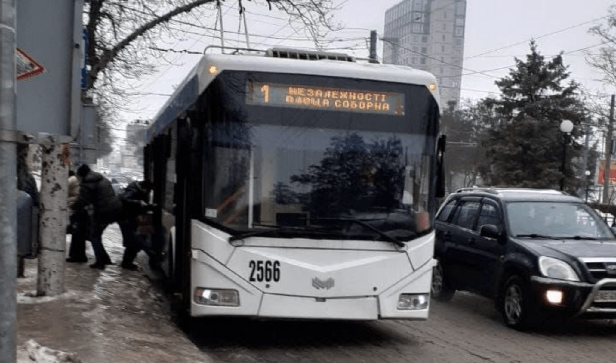 Ожеледиця скувала дороги Дніпра, але транспорт вже відновлює роботу
Комунальні служби Дніпра продовжують безперервну боротьбу з ожеледицею. Попри складні погодні умови, на цей час рух громадського транспорту у місті…