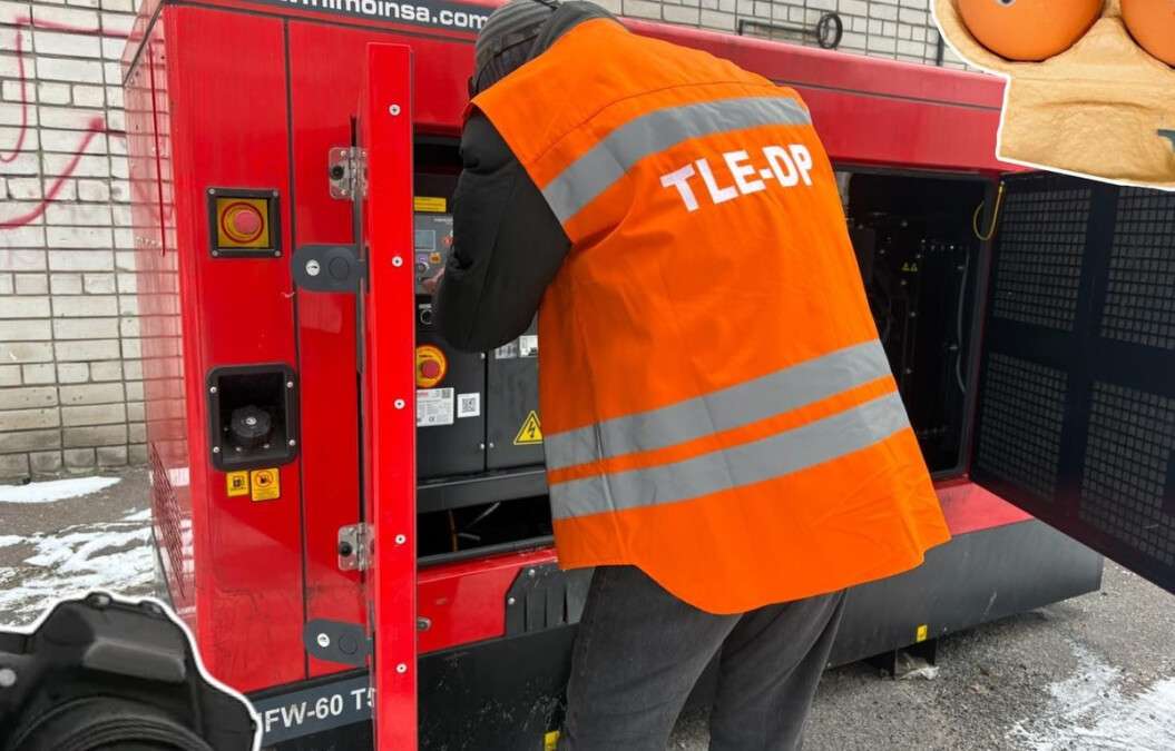 Вместо благодарности — вандализм: в Днепре жители забросали яйцами генератор теплопункта