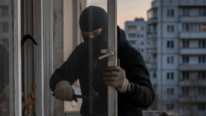 В Кривом Роге мужчина жестоко убил пенсионерку ради еды и денег