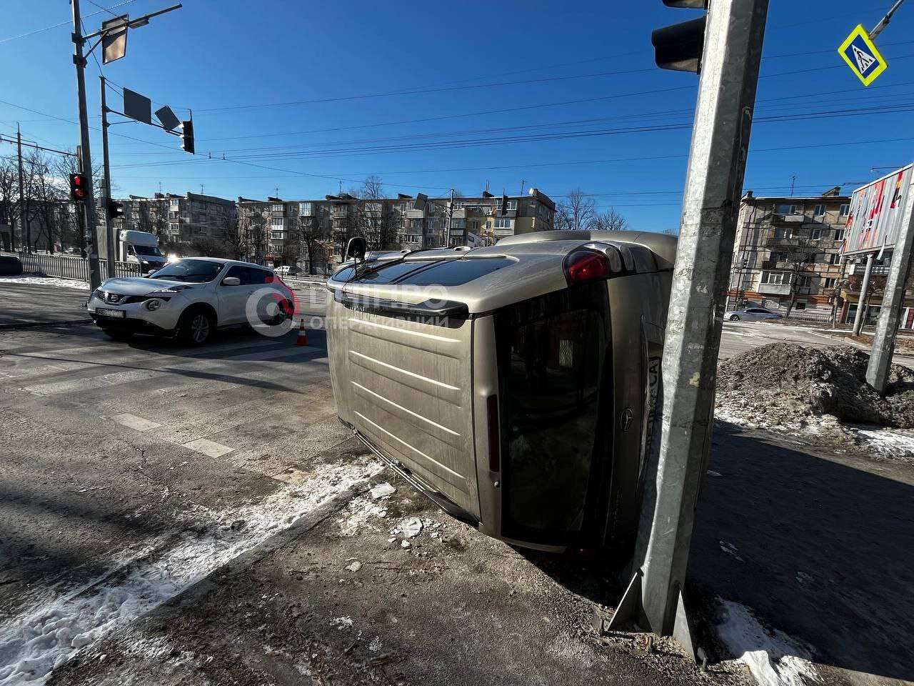 ДТП на Александра Поля 3 февраля: перевернулась Toyota - подробности