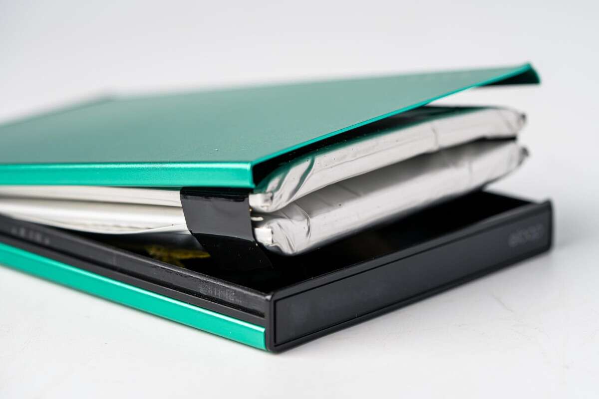 Як перевірити павербанк на «здуття»: перші ознаки того, що акумулятор став пожежонебезпечним
Павербанки залишаються критично важливими гаджетами для кожного українця. В умовах тривалих відключень електроенергії та активного використання портативних 