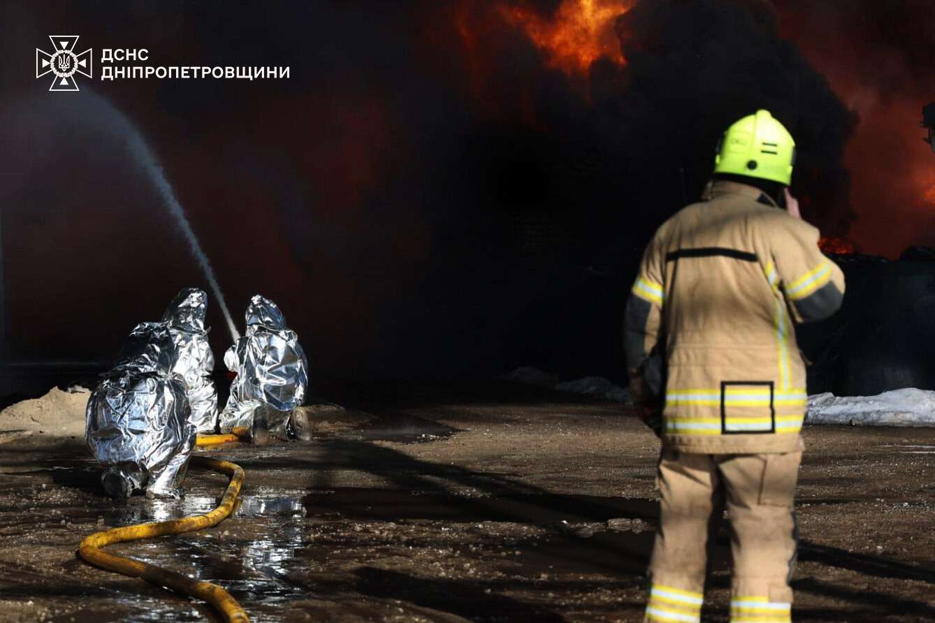 Атаки на Дніпропетровщину 4 лютого: виникла масштабна пожежа, є постраждалі