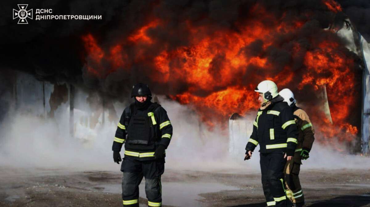 Атаки на Дніпропетровщину 4 лютого: виникла масштабна пожежа, є постраждалі