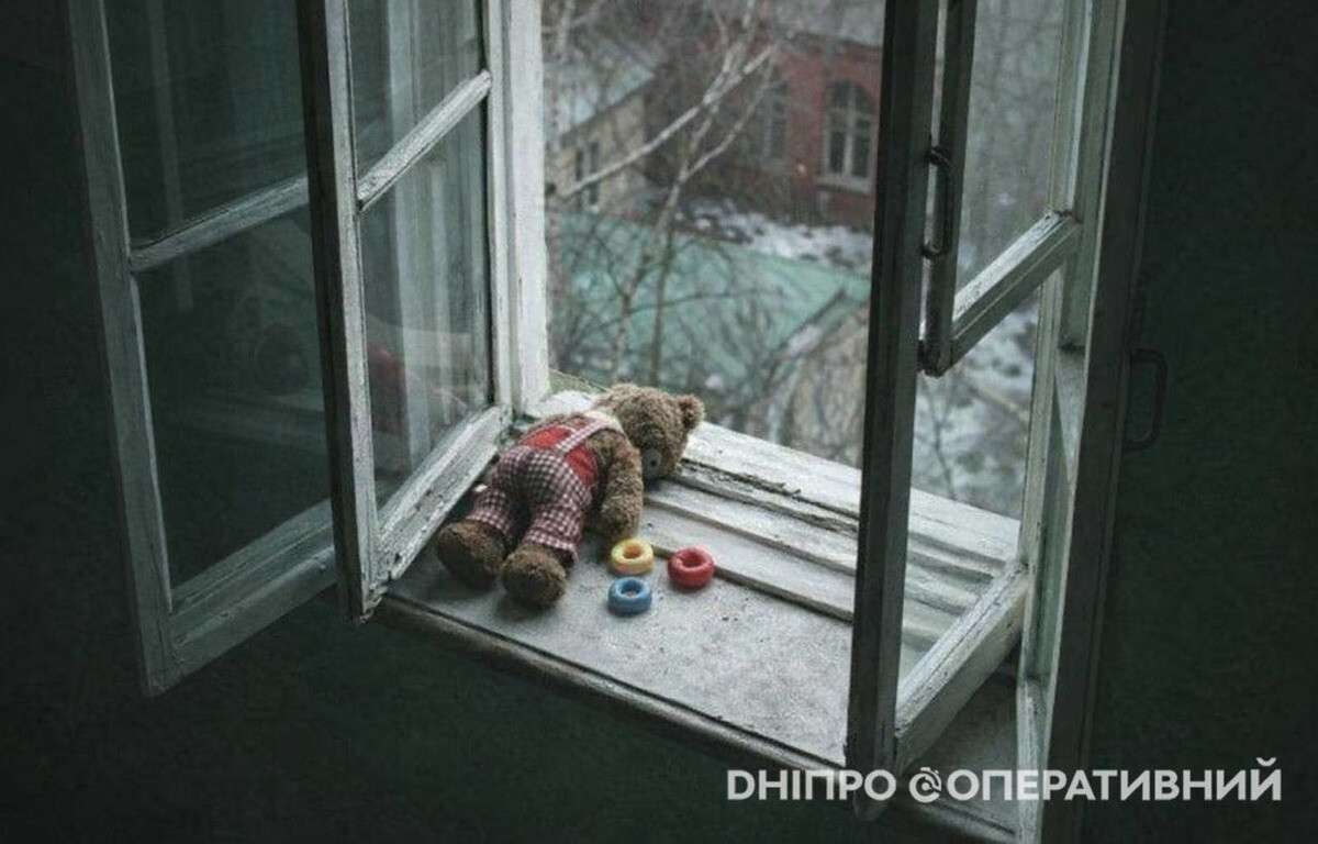 На Дніпропетровщині рятують хлопчика, який випав з вікна п’ятого поверху
У Кам’янському з п’ятого поверху житлового будинку випала малолітня дитина. Трагедія сталася вранці 4 лютого у п’ятиповерхівці на вулиці Михайла…