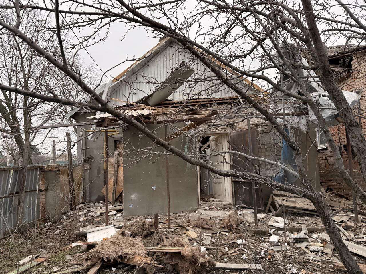 Упродовж дня росіяни тероризували Дніпропетровщину: постраждали люди, сталися пожежі
Протягом неділі, 8 лютого, російська армія продовжувала тероризувати населені пункти Дніпропетровської області. Відомо про декількох постраждалих та серйозні руйнув