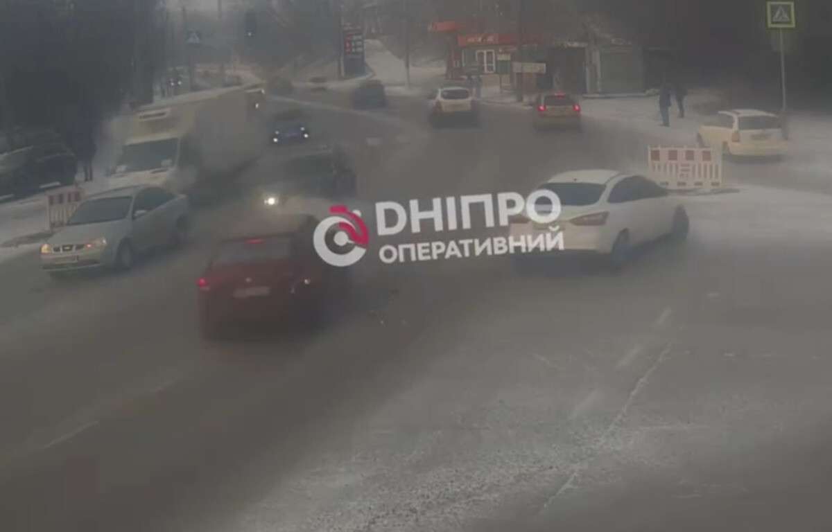 У Дніпрі на Космічній зіткнулися три автівки: відео моменту ДТП
Сьогодні, 9 лютого, близько 08:35 на перехресті вул. Космічної та Кодацького узвозу сталася дорожньо-транспортна пригода за участю трьох автомобілів –…