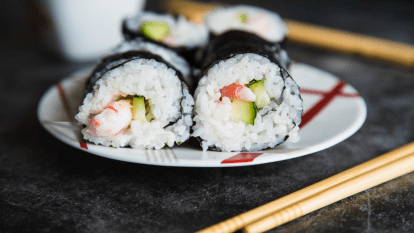 Как выбрать свежие роллы: советы по заказу и доставке