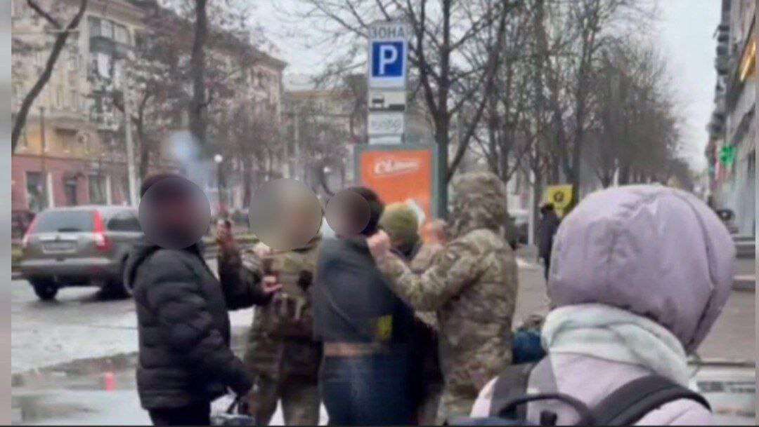 В Днепре на Яворницкого военнослужащий ТЦК применил газовый баллончик во время оповещения: начата проверка